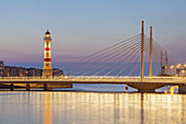 Leuchtturm Malmö am Innenhafen mit Brücke Universtetsbron, Malmö, Skåne län, Südschweden, Schweden, Skandinavien, Nordeuropa, Europa