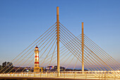 Leuchtturm Malmö am Innenhafen mit Brücke Universtetsbron, Malmö, Skåne län, Südschweden, Schweden, Skandinavien, Nordeuropa, Europa