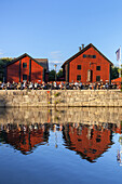 Gäste auf der Terrasse im Restaurant Rökeriet im Hafen von Nyköping, Södermanlands län, Südschweden, Schweden, Nordeuropa, Europa