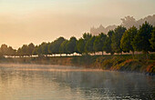 Morgenstimmung nahe der Anlegestelle von St. Laurent, Hausboot, Fluß Oust und Canal de Nantes à Brest, Dept. Morbihan, Bretagne, Frankreich, Europa