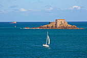 Befestigte Insel und Segelboot vor Saint-Malo, Dept. Ille-et-Vilaine, Bretagne, Frankreich, Europa
