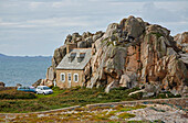  Haus zwischen den Felsenin der Region, Le Gouffre, Plougrescant, Atlantik, Dept. Côtes-d'Armor, Bretagne, Frankreich, Europa