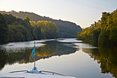 Morgenstimmung auf dem Fluß, La Vilainebei Pléchâtel, Hausboot, Dept. Ille-et-Vilaine, Bretagne, Frankreich, Europa