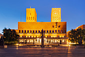 Beleuchtetes Rathaus von Oslo in der Abenddämmerung, Oslo, Norwegen, Skandinavien