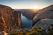 Blick auf den Lysefjord vom Kjerag Felsplateaus mit Sonnenuntergang, Rogaland, Norwegen, Skandinavien