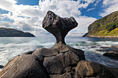 Markanter erodierter Felsen Kannestein mit Brandung und Sonne, Vågsøya, Fylke, Sogn og Fjordane, Norwegen, Skandinavien