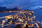 Blick auf die beleuchtete Altstadt vom Aksia Berg in der Abenddämmerung , Alesund, More og Romsdal, Norwegen, Europa