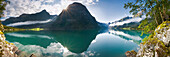 Türkiser Gletschersee Oldevatnet mit umliegenden Bergen in der Morgensonne, Briksdalsbre, Stryn, Sogn og Fjordane, Norwegen, Skandinavien