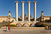 Säulen und Wasserspiele vor dem Palau Nacional, erbaut zur Weltausstellung 1929, Museu Nacional d´Art de Catalunya,  Museum für katalanische Kunst, Berg Montjuic, Barcelona, Katalonien, Spanien, Europa