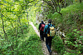 Wanderer in der dramatischen Schlucht Gole de Orfento im Majella Nationalpark