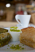 Süßspeisen im Café Petek Pastahanesi, Altstadt von Famagusta, Gazimagusa, Nord-Zypern