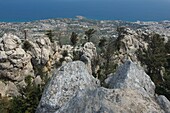 Blick von Festung St. Hilarion auf das Meer und nach Girne im Pentadaktylos Gebirge im Nebel bei Girne,  Kyrénia, Nord-Zypern