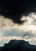 Silhouette von dem an der Bletterbachschlucht gelegenen Berg Weißhorn bei bedrohlichem Wetter in den Morgenstunden, Radein, Südtirol, Alto Adige , Italien