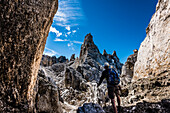 Ein Wanderer im Gebirge im Latemar auf dem Weg zum Torre die Pisa, Pampeago, Dolomiten, Südtirol, Alto Adige, Italien