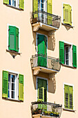 Ein typisches Wohnhaus in der Altstadt mit Balkonen und Fensterläden, Trient, Trentino, Südtirol, Alto Adige, Italien