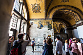 Touristen schießen Fotos vom Deësis Mosaik in der Hagia Sophia, Istanbul, Türkei