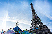 Ein Karussell mit Blick auf den Eiffelturm, Paris, Frankreich