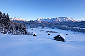 Winterlandschaft mit Heustadeln am Geroldsee, Blick auf Soierngruppe und zum Karwendel, Bayern, Deutschland