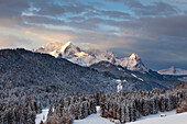 Zugspitzmassiv mit Alpspitze, Zugspitze und Waxenstein, Bayern, Deutschland