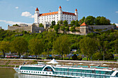 Burg und Flußkreuzfahrtschiff in Bratislava (Pressburg) , Donau , Slowakei , Europa