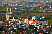 Blick auf Stift Klosterneuburg an der Donau , Bundesland Niederösterreich , Österreich , Europa