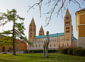 Blick auf die Kathedrale in Pécs , Fünfkirchen , Europäische Kulturhauptstadt 2010 , Donau , Ungarische Tiefebene , Ungarn , Europa