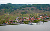 Blick von der Ferdinandswarte auf Unterloiben mit Kirche , Donau , Wachau , Bundesland Niederösterreich , Österreich , Europa