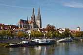 Dom und Uferpromenade in Regensburg an der Donau , Bayern , Deutschland , Europa