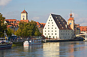 Uferpromenade und Brückenturm und Salzstadel in Regensburg an der Donau , Bayern , Deutschland , Europa