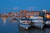 Blick auf die Hafenstadt Tulcea im Donaudelta am Tulcea-Arm der Donau , Rumänien , Europa