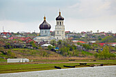 Blick auf die Kirche und Dorf Ghindaresti (bei Harsova) , Rumänien , Donau , Europa