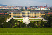 Blick vom Schloßpark von Schönbrunn auf Schloß und Stadt Wien an der Donau , Bundesland Wien , Österreich , Europa