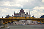 Budapest , Margaretenbrücke und Parlamentsgebäude in Pest , Donau , Ungarn , Europa