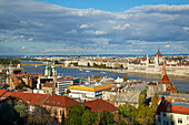 Budapest , Blick von der Fischerbastion auf Pest mit Parlamentsgebäude , Donau , Ungarn , Europa
