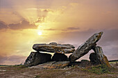 Megalithischer Dolmen bei Sonnenaufgang, Ortschaft Le Carroir Bon Air, Gemeinde Ligre, nahe Chinon und Richelieu, Departement Indre-et-Loire, Region Centre, Frankreich, Europa.