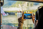 Frau mit Smartphone, St. Bartholomä, Königssee, Nationalpark Berchtesgaden, Berchtesgadener Land, Oberbayern, Bayern, Deutschland