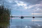 Boote treiben am Ufer des Rangsdorfer Sees bei Sonnenuntergang - Langzeitbelichtung - Deutschland, Brandenburg, Rangsdorf