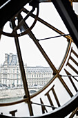 Alte Bahnhofsuhr und Louvre, Museum d'Orsay, Paris, Frankreich