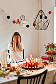 Mädchen an gedecktem Frühstückstisch Tisch bei Teenager Geburtstag von 14 jährigem Mädchen in Hamburg, Deutschland