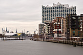 Elbphilharmonie mit Hafen und Musicalhteater im Hintergrund, Hamburg, Deutschland