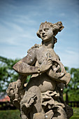 steinerne leicht bekleidete Skultur einer Dame im Rosengarten der Neuen Residenz, Bamberg, Region Franken, Bayern, Deutschland, UNESCO Welterbe