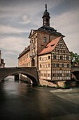 das Bamberger Alte Rathaus inmitten der Regnitz, Bamberg, Region Franken, Bayern, Deutschland, UNESCO Welterbe Langzeitbelichtung