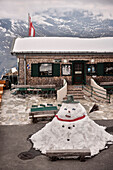 Bobba Fat Schneemann vor Berghütte, Großglockner Hochalpenstraße, Hohe Tauern in den Alpen, Salzburg / Kärnten, Österreich, Europa