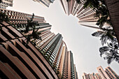 Blick nach oben zu luxuriösen Hochhaus Wohnungen, Mid-Levels, Hongkong, China, Asien