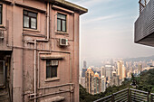 Blick vom Peak auf Skyline von Hongkong allerdings mit altem heruntergekommenen Gebäude im Vordergrund, Mid-Levels, Hongkong, China, Asien