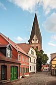 Stadtkirche in Röbel, Mecklenburger Seenplatte, Mecklenburg-Vorpommern, Deutschland, Langzeitbelichtung