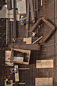 Vogelperspektive auf Bauarbeiter auf Stahl Skelett, Tuen Mun, Hongkong, New Territories, China, Asien