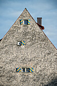 mittelalterliche Hausfassade aus Stein in der historischen Altstadt Vellberg bei Schwäbisch Hall, Hohenlohe Kreis, Baden-Württemberg, Deutschland