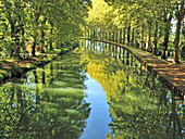 Canal du Garonne near Marmande, Lot-et-Garonne Department, Aquitaine, France.