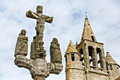 Freistehendes Kreuz vor La Chapelle Notre-Dame de la Joie, Kalvarienberg, Penmarch, historisch, Finistère, Bretagne, Frankreich
